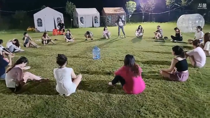 女主播玩击鼓传花游戏，小梦仙输了表演