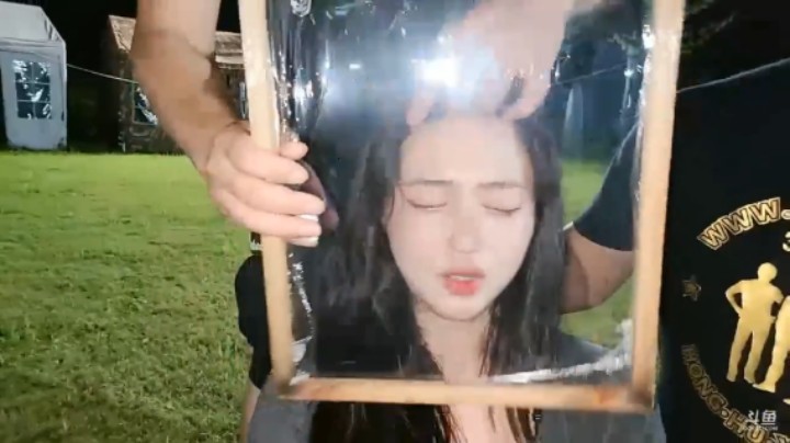 击鼓传花游戏，女主播输了要脸压保鲜膜