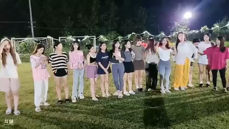 肖哥介绍接力赛游戏规则，女主播有的没听懂，大家说示范一下