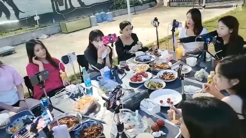 今晚很多超级VIP女主播吃大餐，曲草昨天来 今天只是VIP