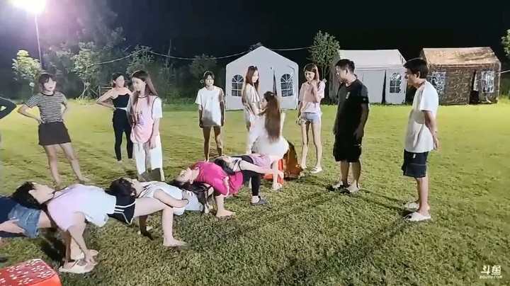 肖哥看女主播玩人体接龙游戏，这个需要体力好啊，最后的舒服