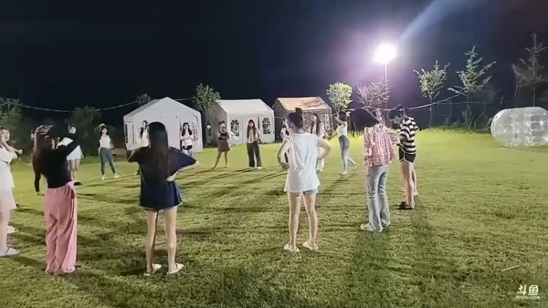 肖哥看女主播玩桃花朵朵开抱团游戏，鹅妹赢到最后