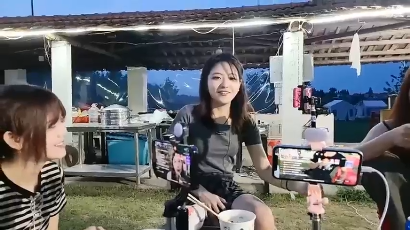 肖哥让女主播表演一下，妹妹有点放不开