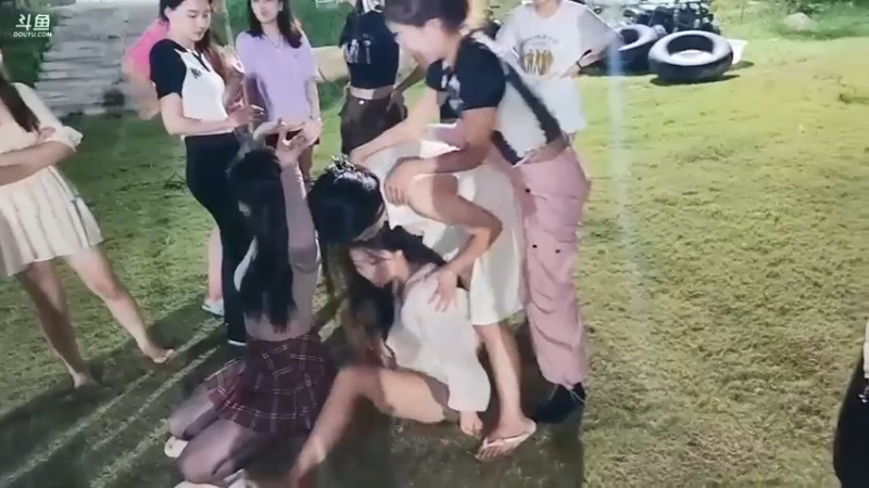 肖哥看女主播玩游戏，投球考验技术，玩的好开心啊