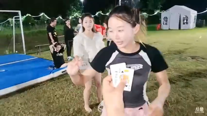 肖哥看女主播玩游戏，运气很重要，实力也是很重要