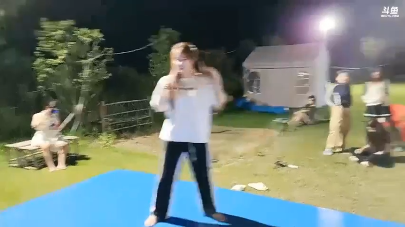 女主播玩游戏比赛模仿，鹅妹太难了，倒立不了