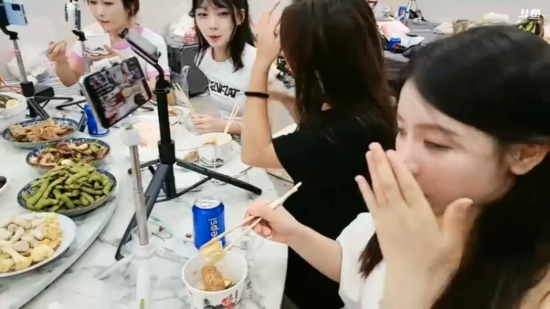 肖哥看超级VIP吃大餐，美滋滋