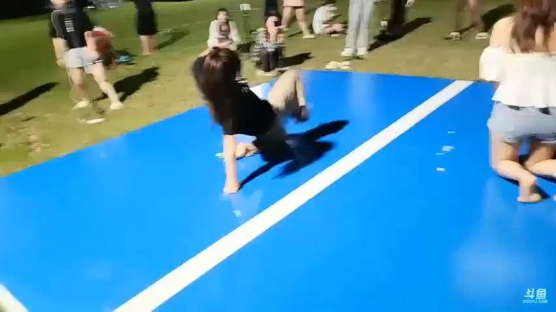 女主播玩游戏模仿对方，大琳模仿像不像