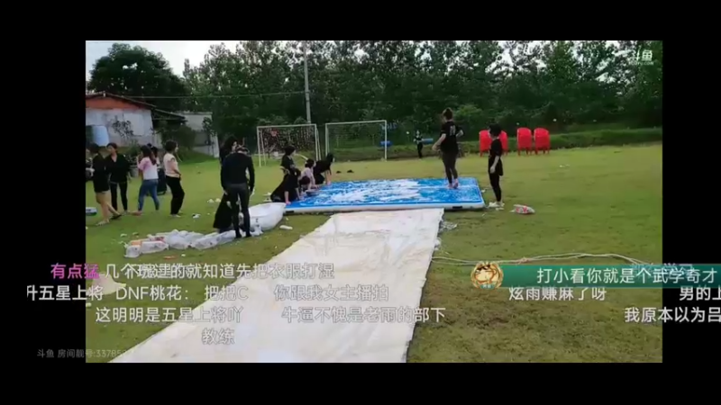 女主播比赛冲浪，美美尽力了啊