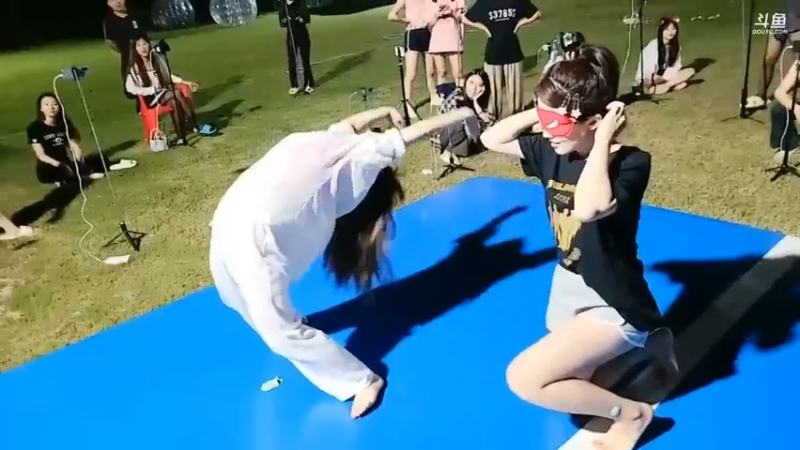 女主播玩游戏模仿对方，小慧的动作难，老姗姗学的不容易啊