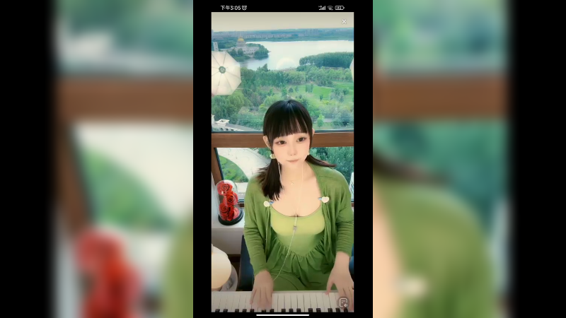 小姐姐弹琴很好听，今天衣服绿色好看啊