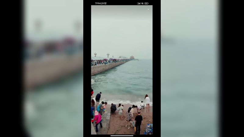 今天很多人在青岛海边游玩啊