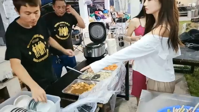 肖哥看棒哥给女主播打菜，专业啊