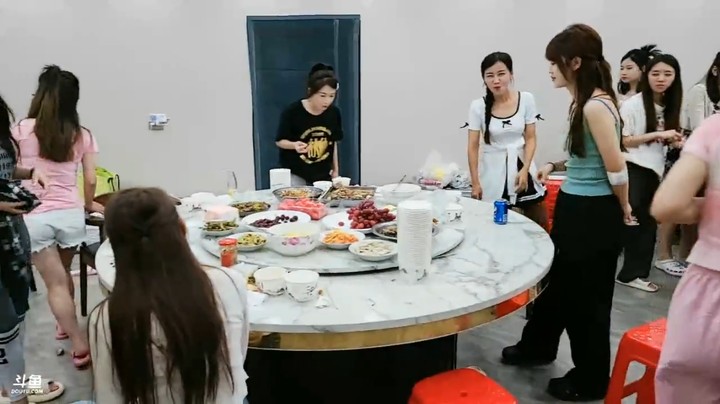 肖哥让女主播集合找狗，结果她们进去偷吃东西