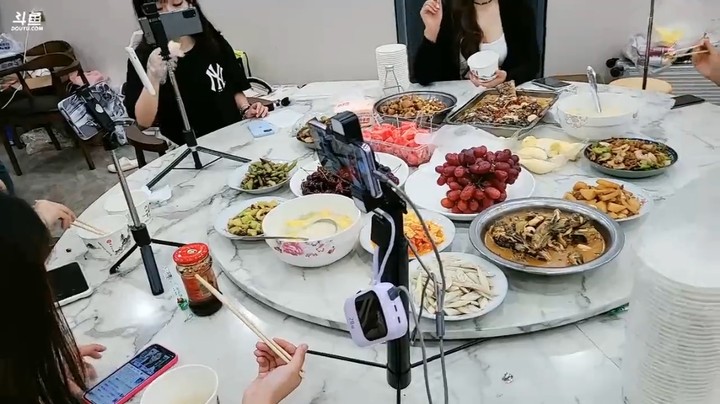 肖哥看女主播超级VIP吃大餐，今天无脑哥来了