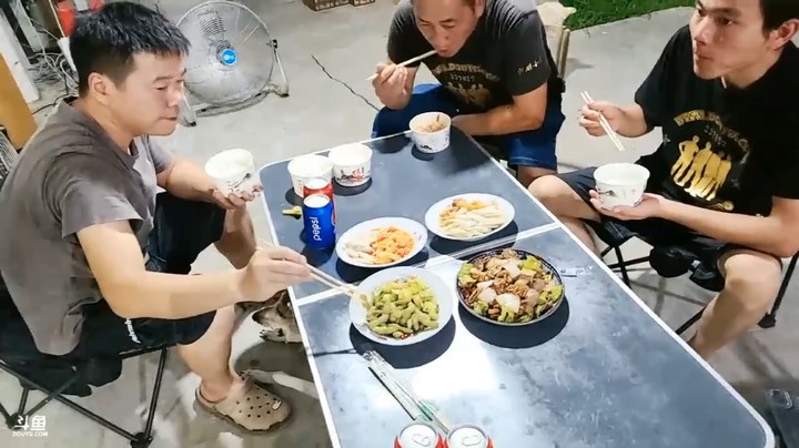 肖哥看棒哥和强哥鱼总吃员工餐