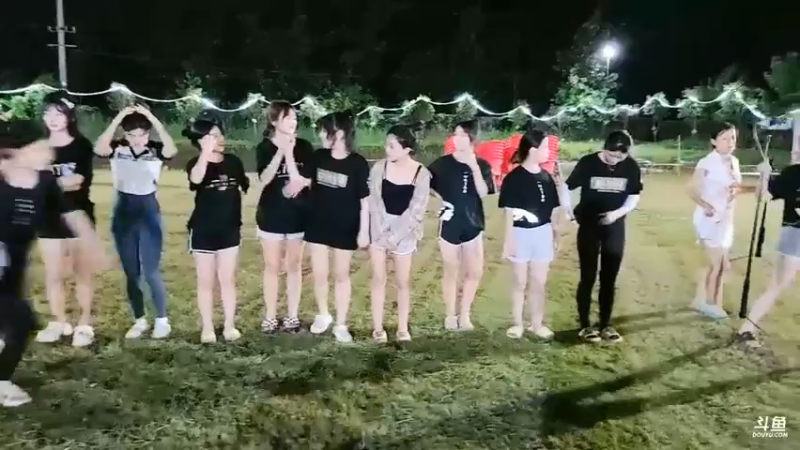 肖哥叫女主播集合玩游戏，女主播说来亲戚不想玩