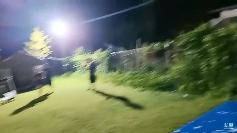 肖哥看女主播玩游戏，宋温暖挺猛啊