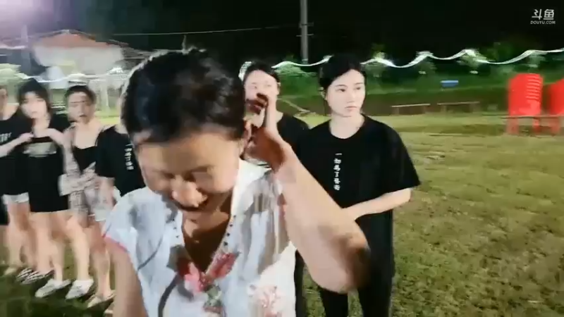 肖哥让五毒示范玩游戏，结果第一关就成功不了