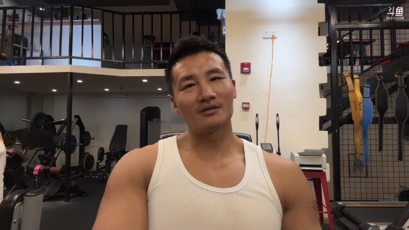 流氓胖头鱼拍小小玉酱健身不扣分，黑人毅拍女嘉宾健身扣分，呵呵