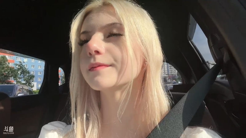 好久没有开直播播俄罗斯女人的男主播找了一个新俄罗斯妞重新播啦