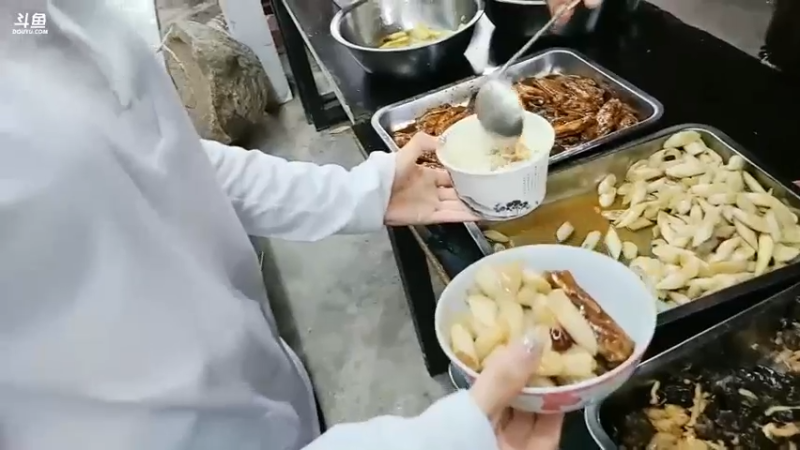 肖哥看强哥给女主播打菜，今天有鸡翅和木耳，好吃啊