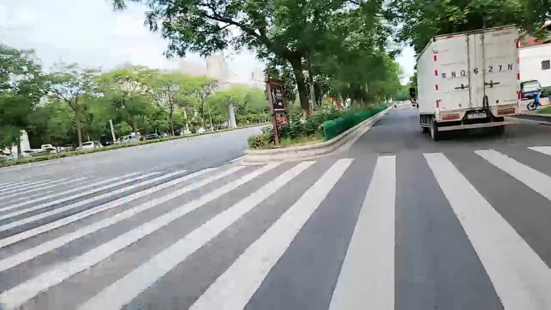 驴马保安爱吃瓜，大早起来买西瓜。