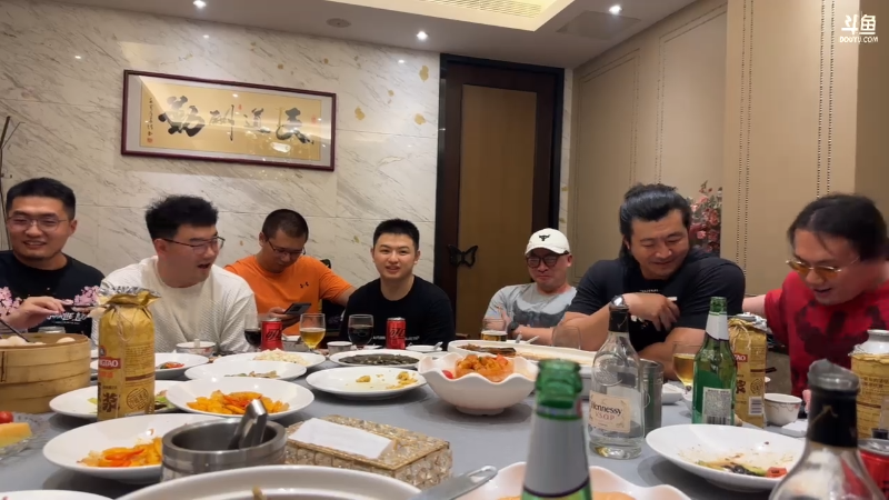 洪毅在斗鱼直播直播八年啦，一个来刷礼物主播都没，这就是社会。