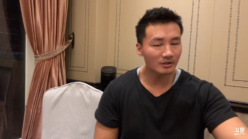 感觉洪毅一个真朋友都没有