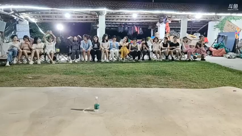 女主播集合准备玩游戏 听歌识曲