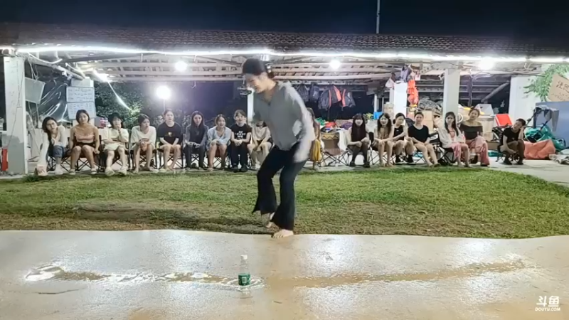 肖哥看女主播听歌识曲，最后的小夹子居然蒙对了，厉害