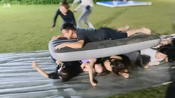 肖哥看女主播玩游戏很精彩，自己也上去体验了一把