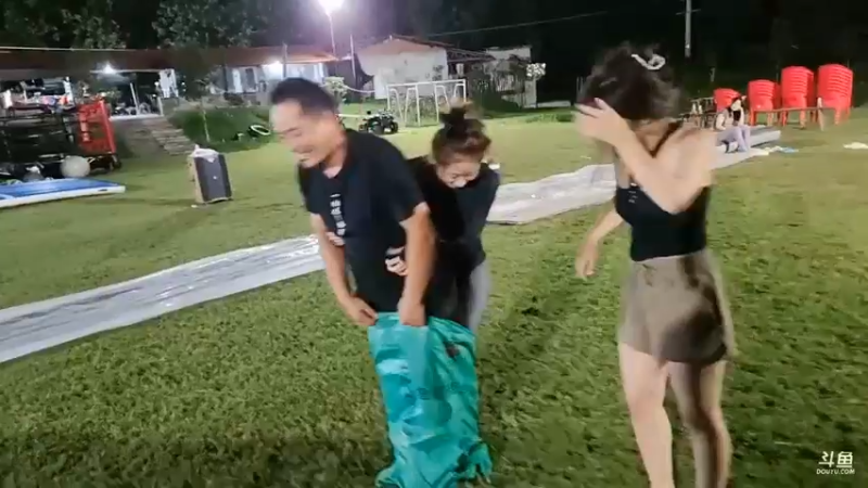 强哥和妹妹玩游戏没完成，妹妹真不会跳啊