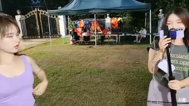 肖哥想让女主播玩游戏，女主播在吃饭很香