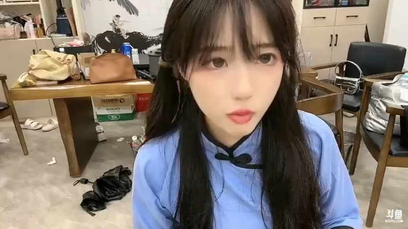 今天美女贝贝穿的很民国风