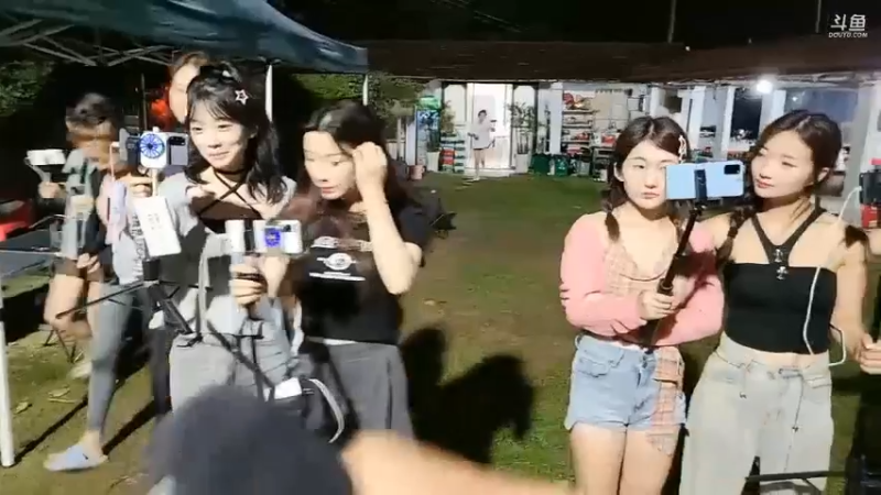 今晚很多女主播迟到，肖哥让她们做俯卧撑