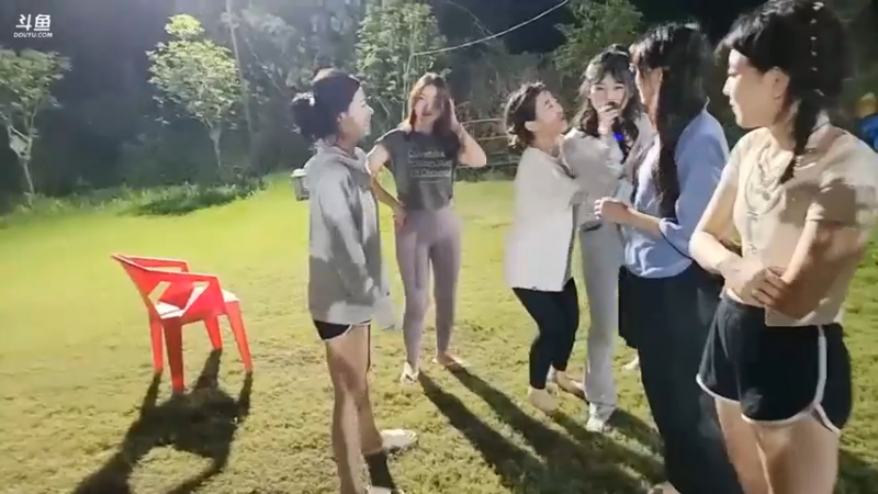 女主播玩游戏不服，肖哥看她们争起来，好搞笑