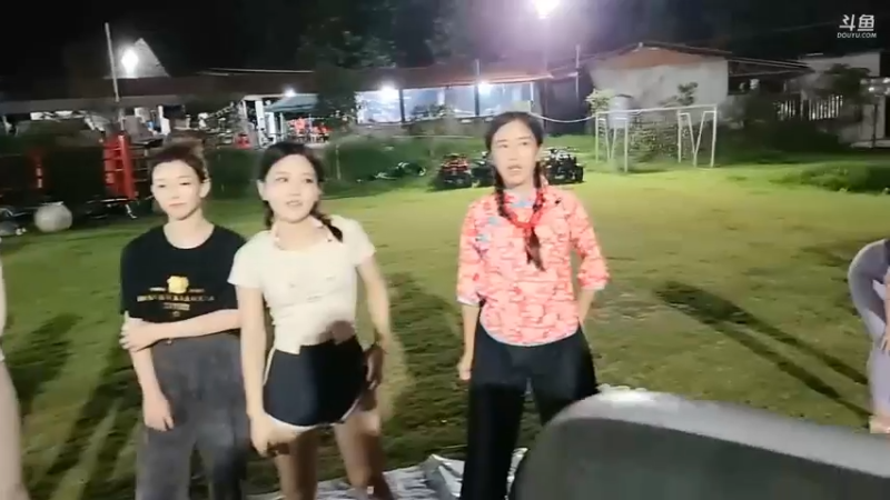 强哥坐着，女主播滚动玩游戏，厉害啊