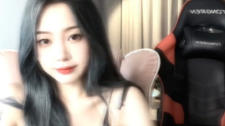 李李李小花发布了一个斗鱼视频2023-07-08