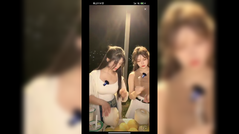 两个美女晚上卖椰子和饮料，真好看