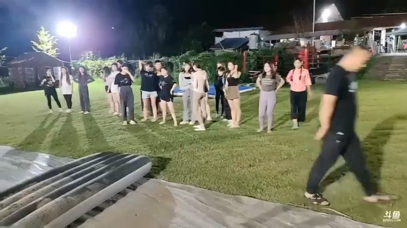 肖哥看女主播玩游戏 人潮汹涌，大家玩的很认真啊