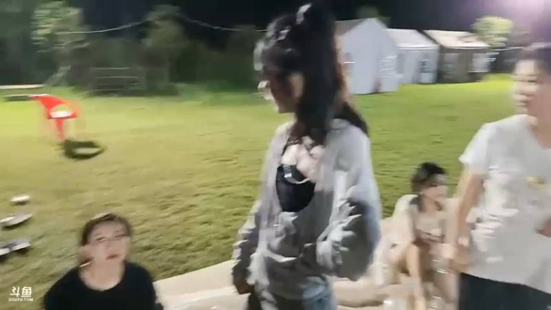 女主播跳跳玩游戏，强哥参加很开心啊