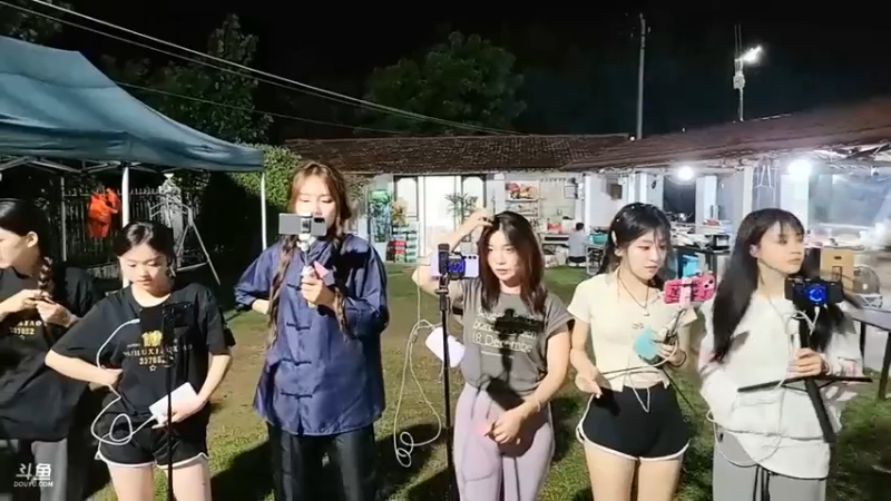 女主播迟到要做惩罚，最后所有人一起做了11个