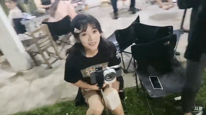 彪子还想吃面包，肖哥说都过期了