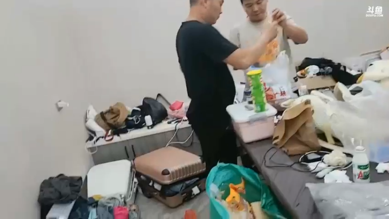 彪子和鹅妹互相说对方有零食