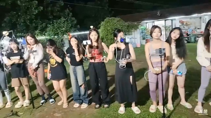 肖哥让女主播交出来零食，太多零食藏起来