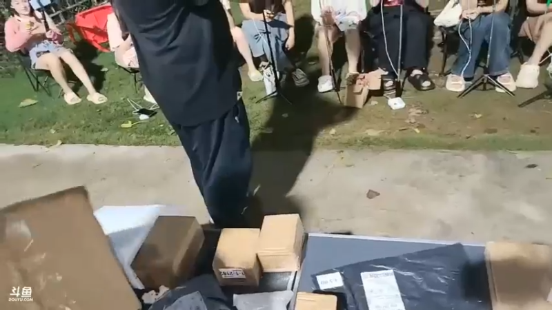 女主播拍卖盲盒