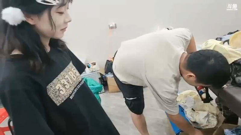 肖哥让老姗姗交出零食，她说没有，不老实啊