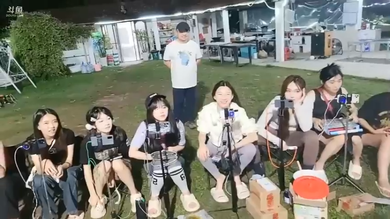 肖哥看女主播拍卖盲盒，鹅妹拍卖到游戏工具