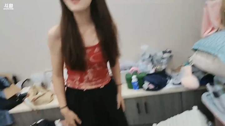 肖哥让曲草拿零食出来，她说没有